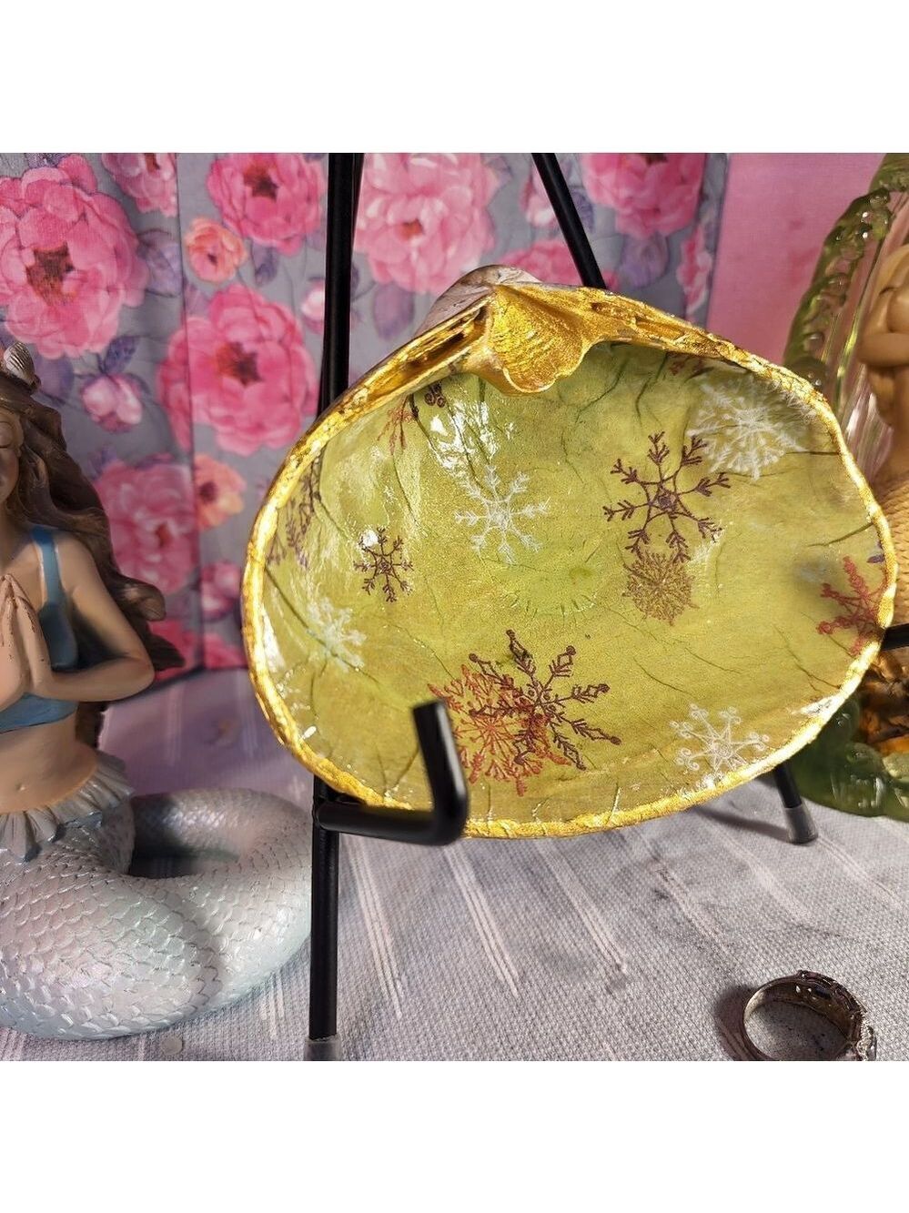 DECOUPAGE CLAM SHELL DECOUPAGE SNOWFLAKES ON A CLAM SHELL TRINKET DISH - Picture 2 of 10